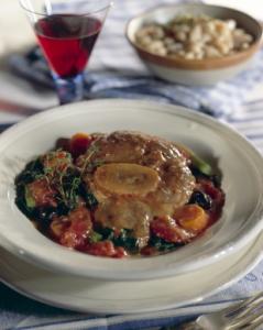 Osso bucco y una copa de vino tinto