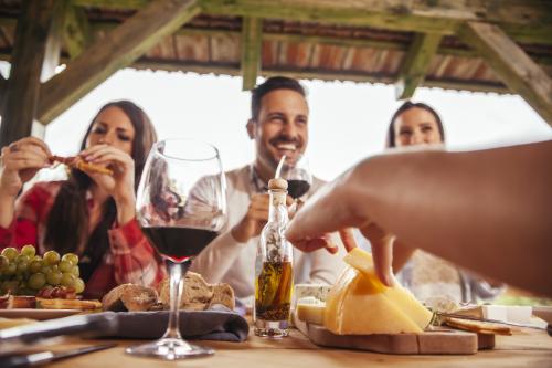 Reunión con vino y queso