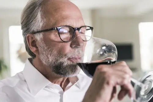 Hombre bebiendo vino