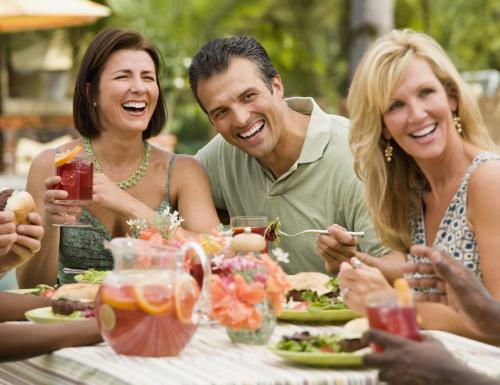 Amigos reunidos para cenar bebiendo sangría española