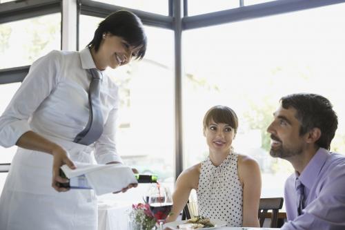 Servicio de vino en un restaurante