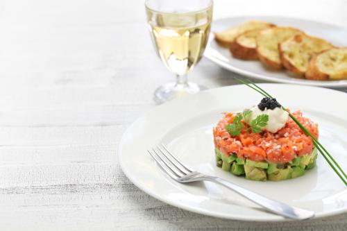 Tartar de salmón al vino blanco