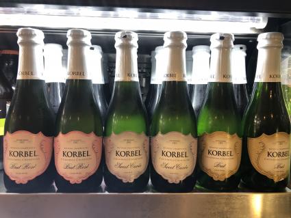 Botellas de champán Korbel alineadas en una fila