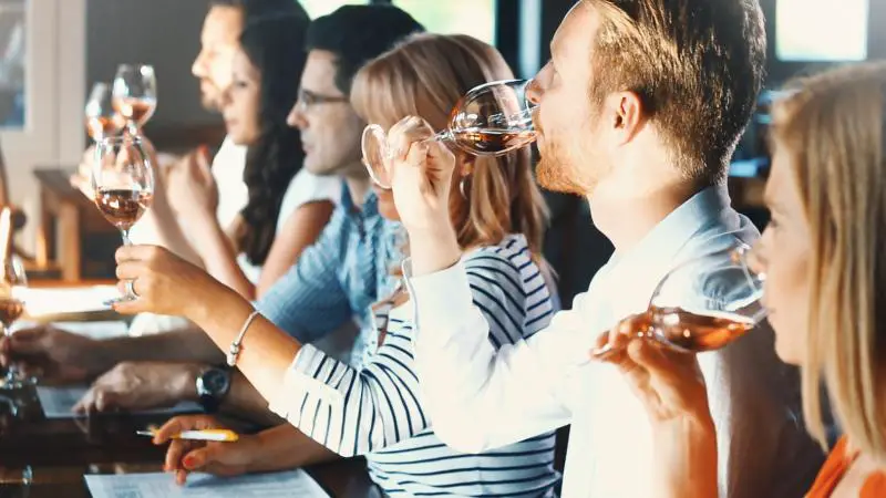 tomando notas en un festival de cata de vinos