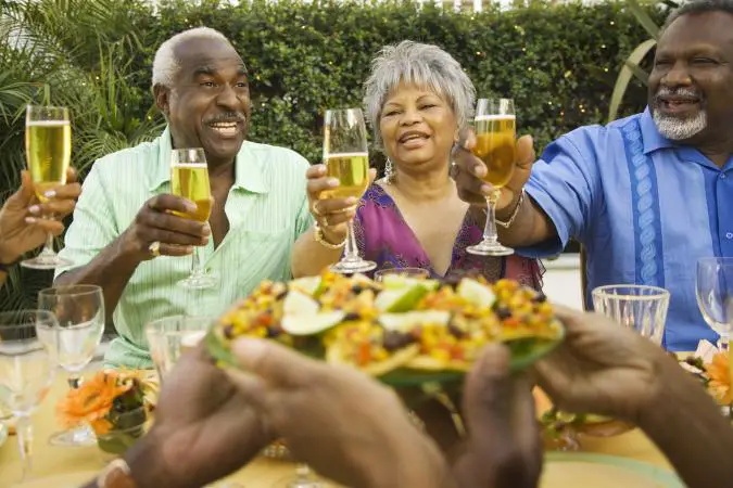 Amigos haciendo un brindis con champagne