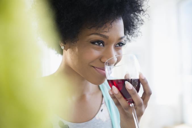 mujer oliendo vino tinto