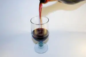 vertiendo vino tinto