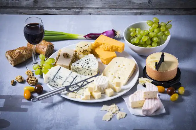 Guía de maridaje de quesos y vinos con tabla