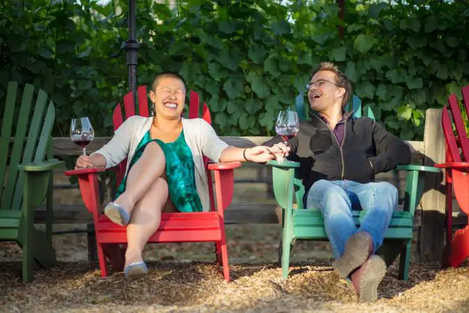 Pareja disfrutando de una bodega