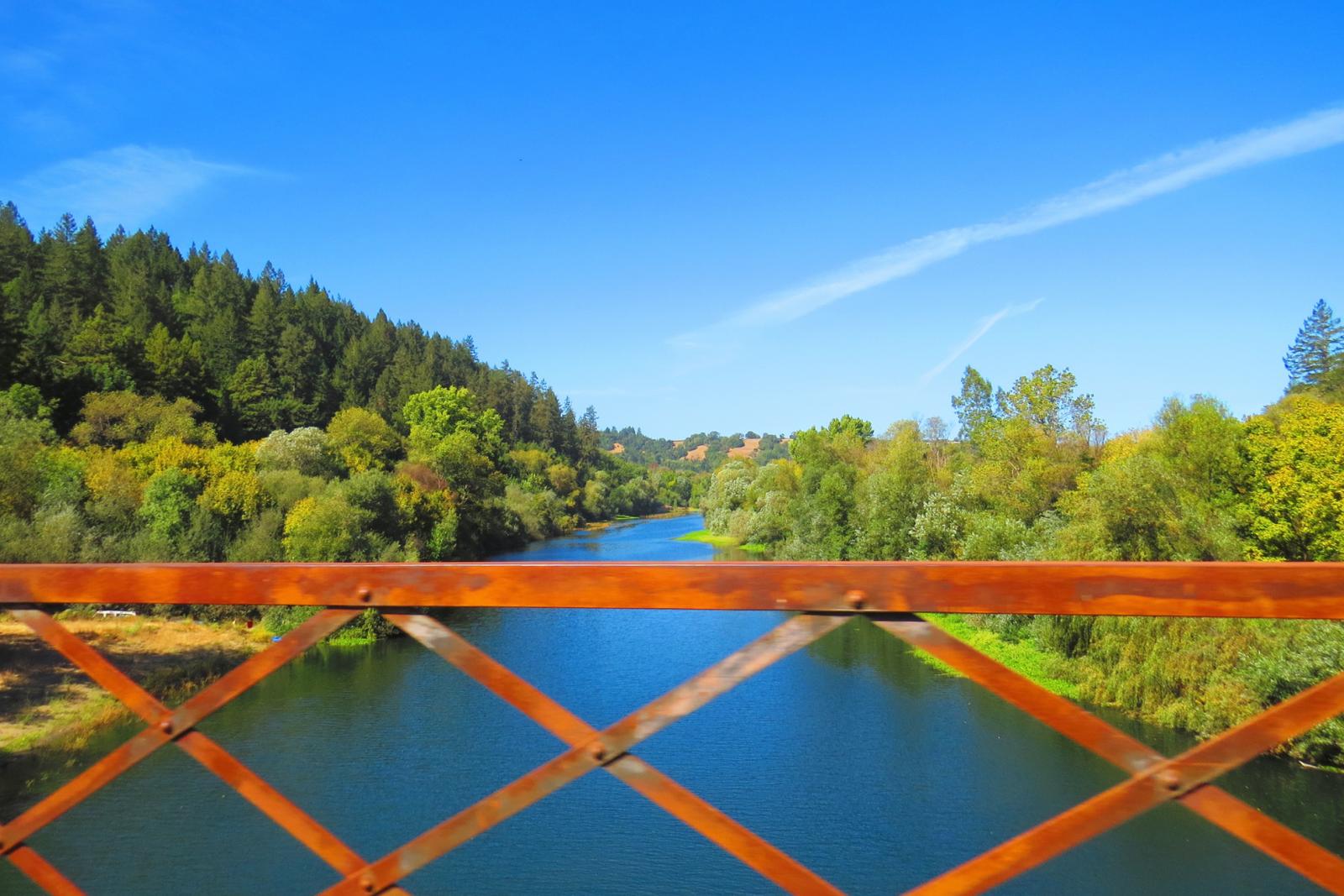 Puente sobre el río Ruso en California