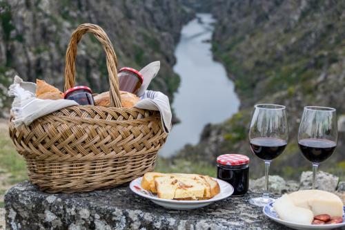 Picnic con mermelada y vino