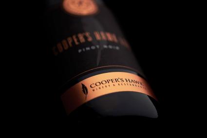 Detalle de la botella de vino Cooper's Hawk