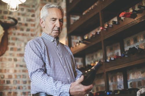 Hombre en un armario de vinos