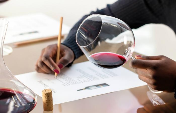 mujer evaluando vino tinto