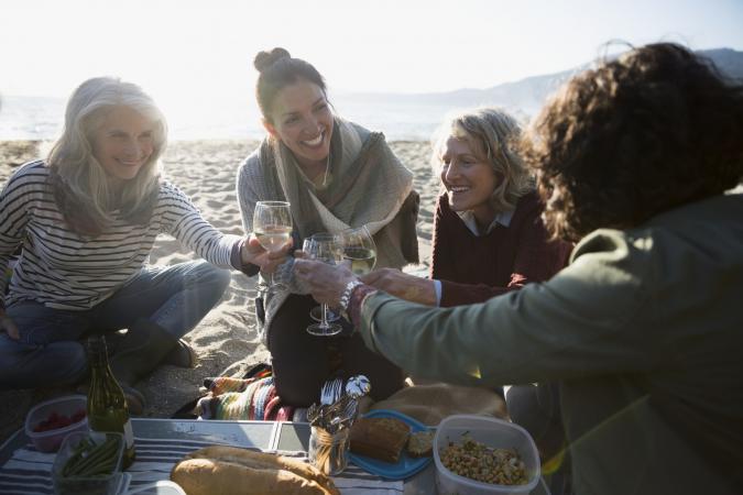 Beber vino en un picnic en la playa