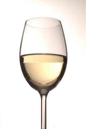 vino blanco en una copa de vino blanco