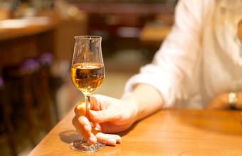 Mujer sosteniendo una copa de jerez