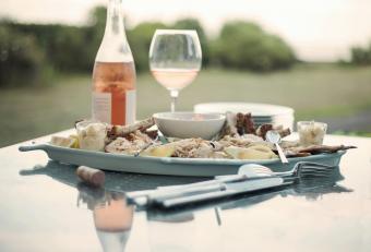 Plato de mariscos y vino de rubor