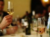 ¿Teniendo una fiesta? Aquí está cómo comprar vino para una fiesta que todos amarán