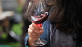 Por qué los expertos en vino hacen girar su vino